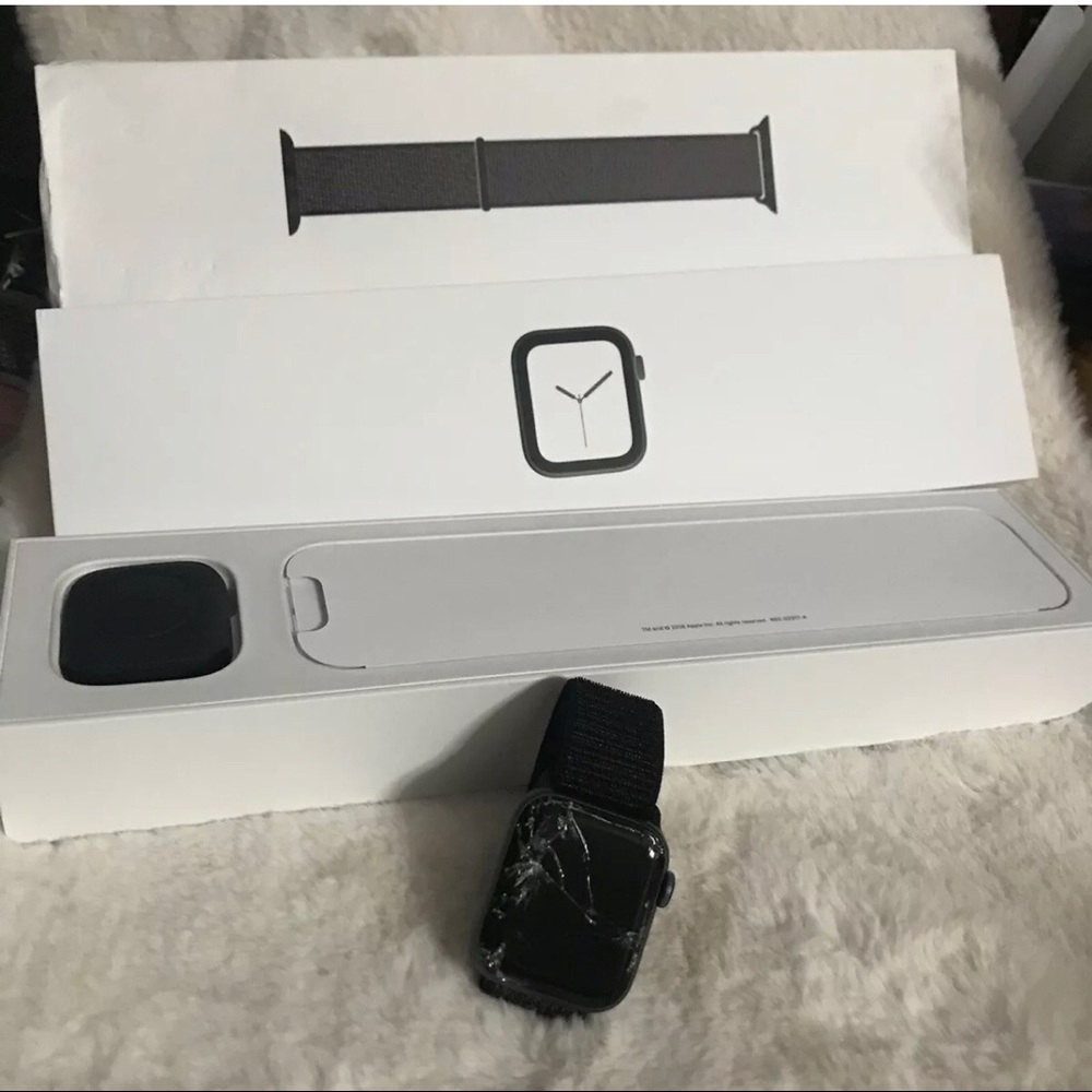 ❌SOLD❌CRACKED Apple Watch series 4 40 MM GPS